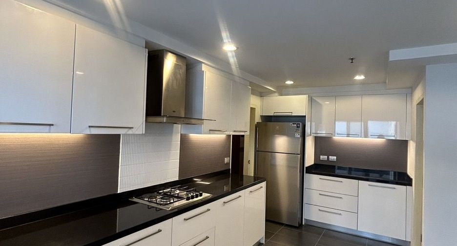 For rent 3 bedrooms apartment in Khlong Toei, Bangkok