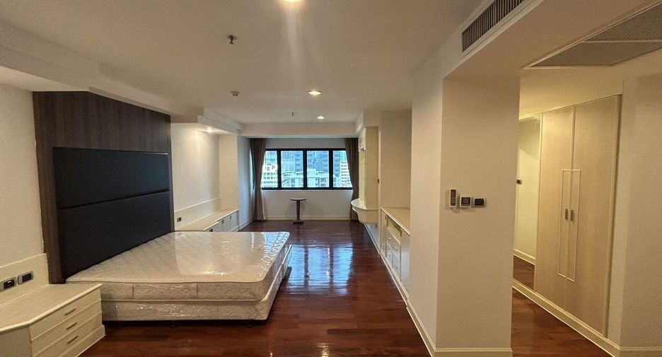 For rent 3 bedrooms apartment in Khlong Toei, Bangkok