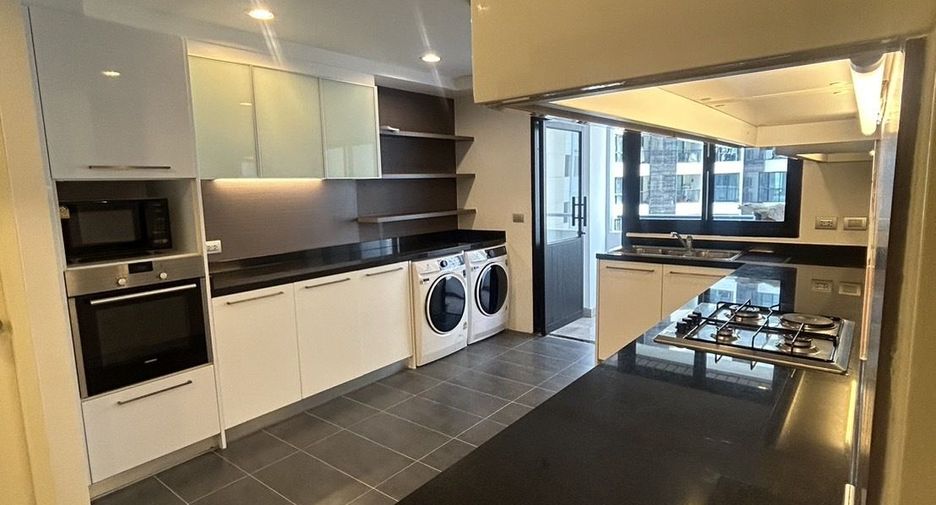 For rent 3 bedrooms apartment in Khlong Toei, Bangkok