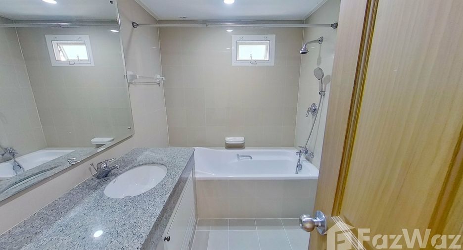 For rent 3 bedrooms condo in Khlong Toei, Bangkok