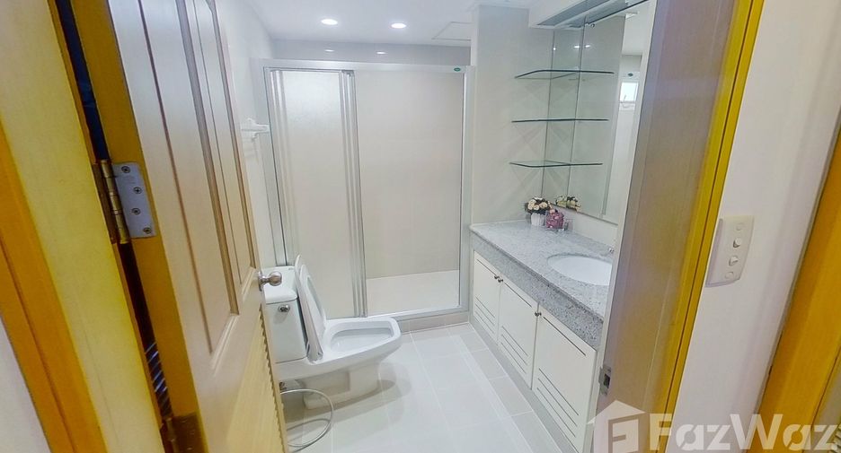 For rent 3 bedrooms condo in Khlong Toei, Bangkok
