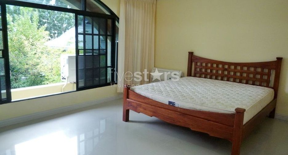 For rent 3 bedrooms house in Watthana, Bangkok