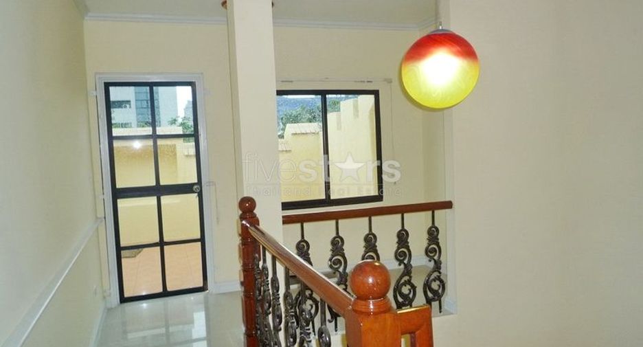 For rent 3 bedrooms house in Watthana, Bangkok