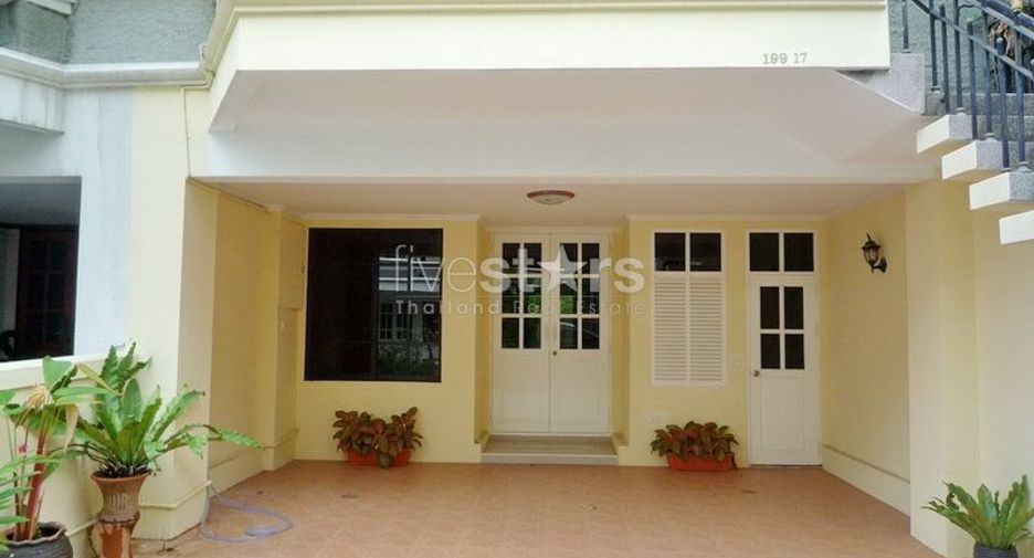 For rent 3 bedrooms house in Watthana, Bangkok