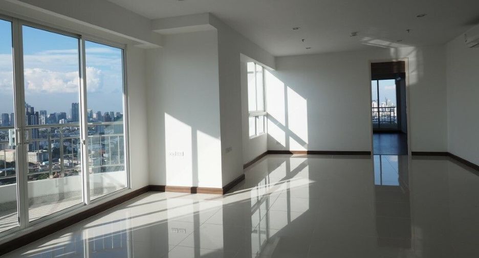 For rent 2 bedrooms condo in Yan Nawa, Bangkok