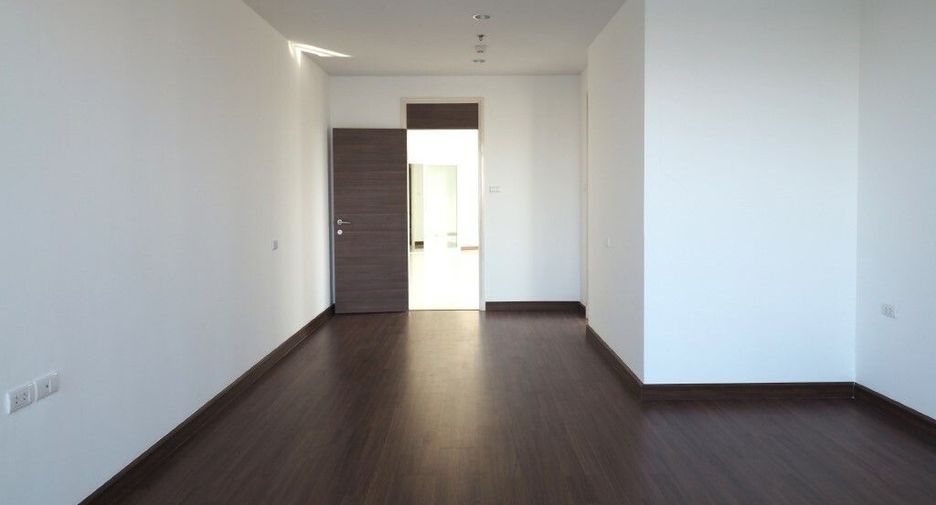 For rent 2 bedrooms condo in Yan Nawa, Bangkok