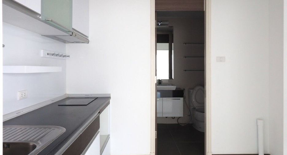 For rent 2 bedrooms condo in Yan Nawa, Bangkok