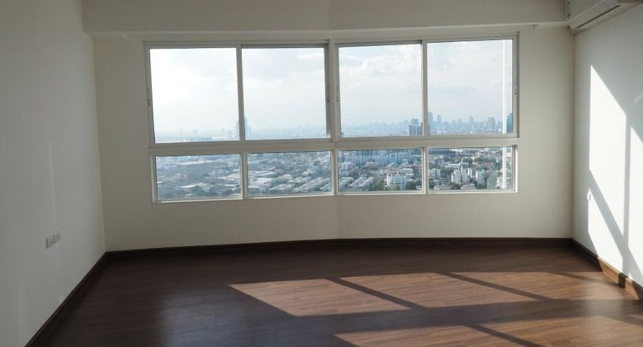 For rent 2 bedrooms condo in Yan Nawa, Bangkok