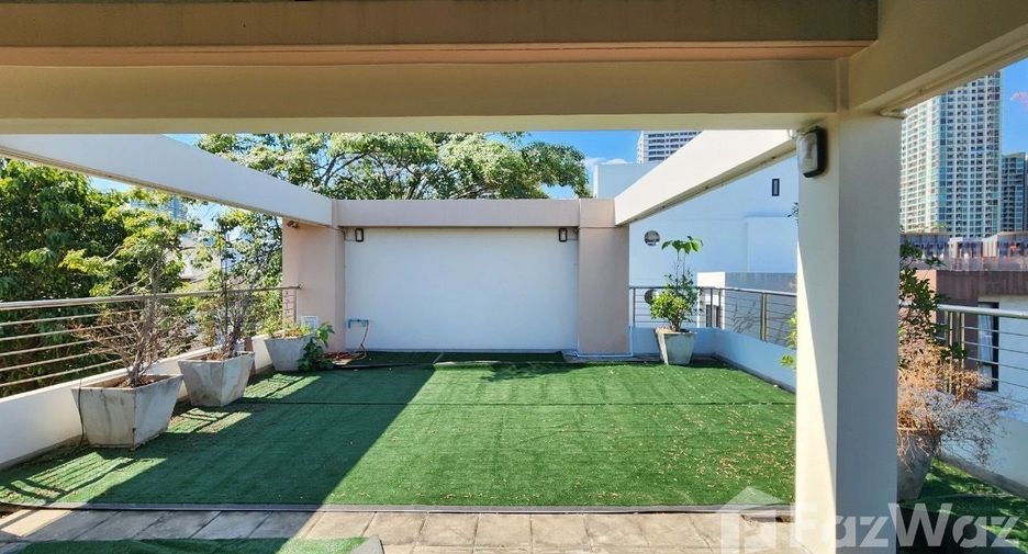 For rent 4 bedrooms house in Watthana, Bangkok