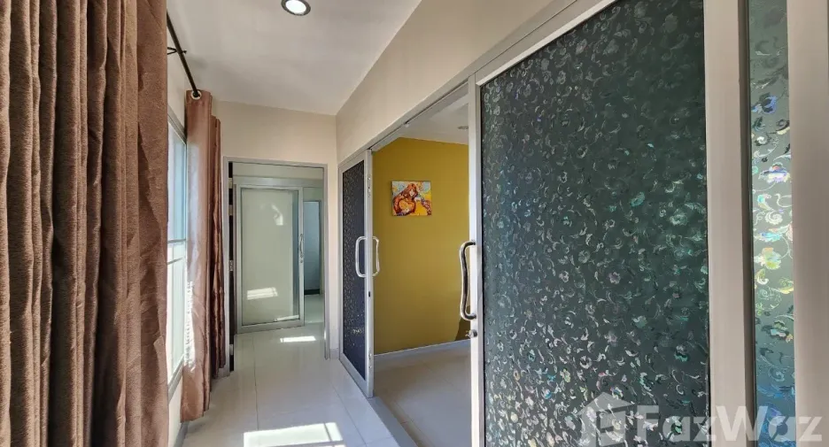 For rent 4 bedrooms house in Watthana, Bangkok