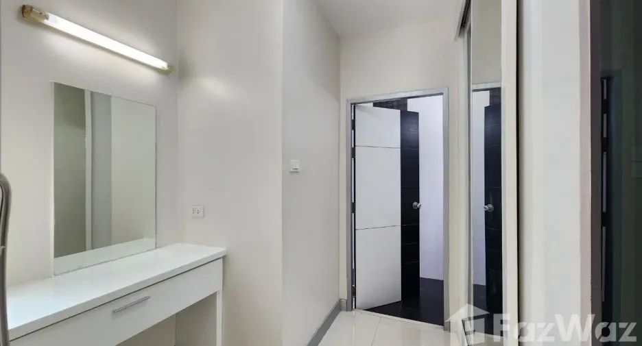 For rent 4 bedrooms house in Watthana, Bangkok