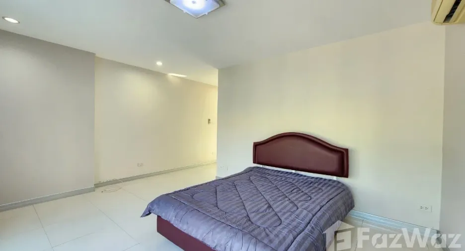 For rent 4 bedrooms house in Watthana, Bangkok