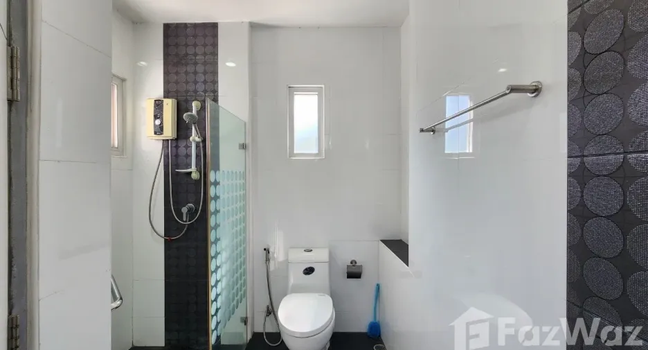 For rent 4 bedrooms house in Watthana, Bangkok