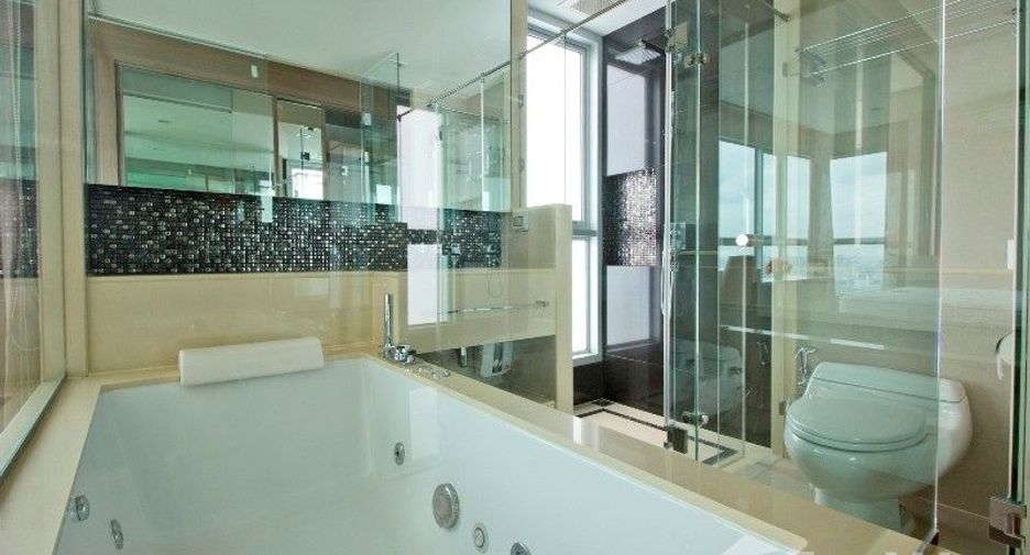 For rent 2 bedrooms condo in Watthana, Bangkok