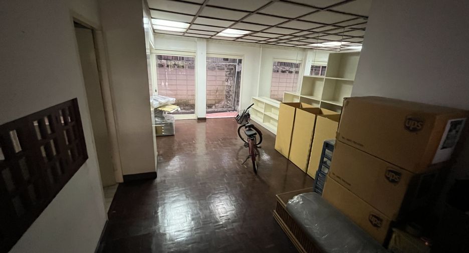 For rent 4 bedrooms townhouse in Khlong Toei, Bangkok