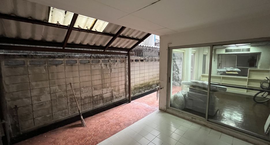 For rent 4 bedrooms townhouse in Khlong Toei, Bangkok