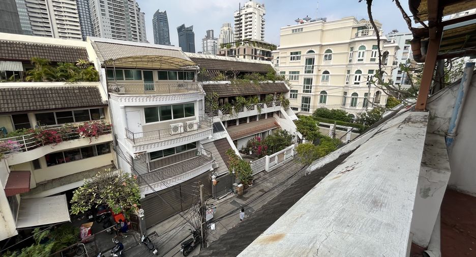 For rent 4 bedrooms townhouse in Khlong Toei, Bangkok