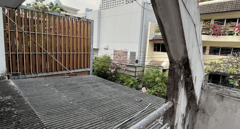 For rent 4 bedrooms townhouse in Khlong Toei, Bangkok