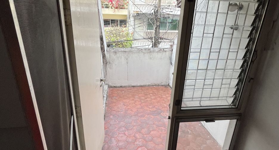 For rent 4 bedrooms townhouse in Khlong Toei, Bangkok