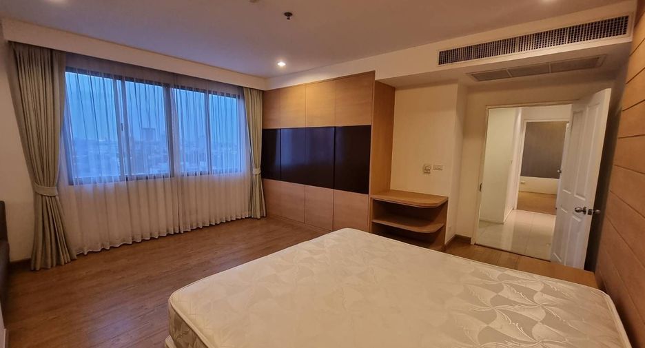 For rent 4 bedrooms apartment in Watthana, Bangkok