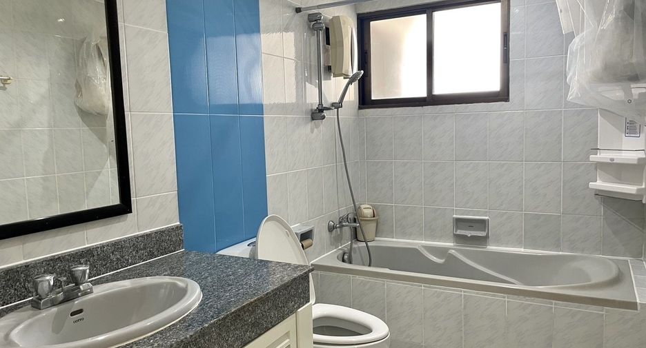 For rent 4 bedrooms condo in Watthana, Bangkok