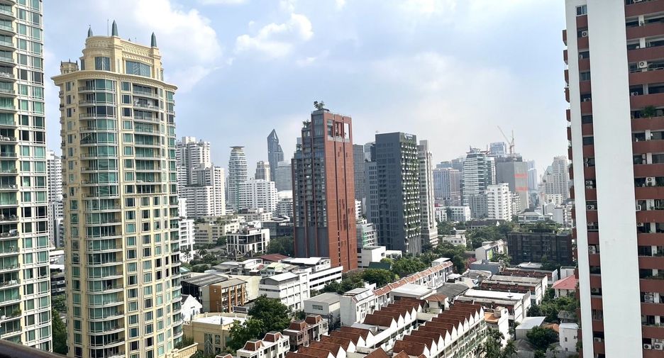 For rent 4 bedrooms condo in Watthana, Bangkok