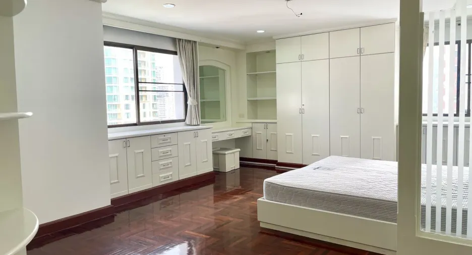 For rent 4 bedrooms condo in Watthana, Bangkok