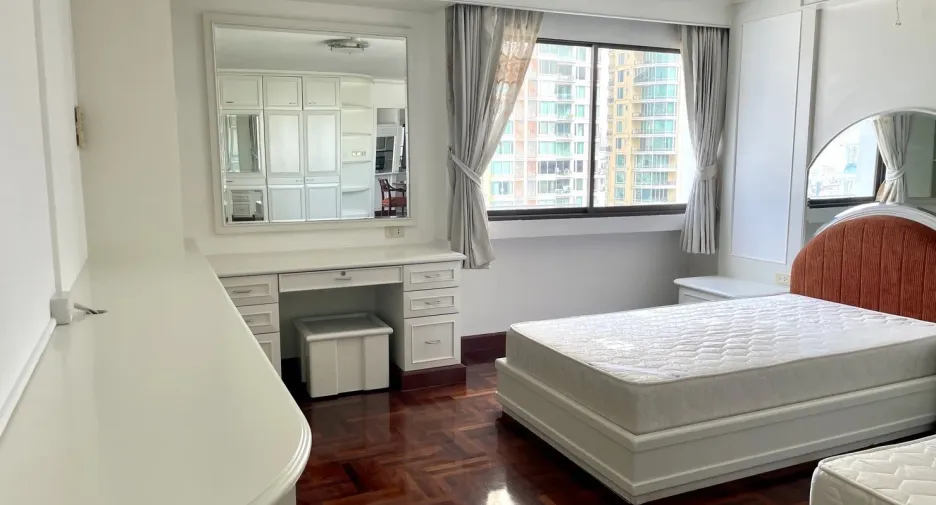 For rent 4 bedrooms condo in Watthana, Bangkok