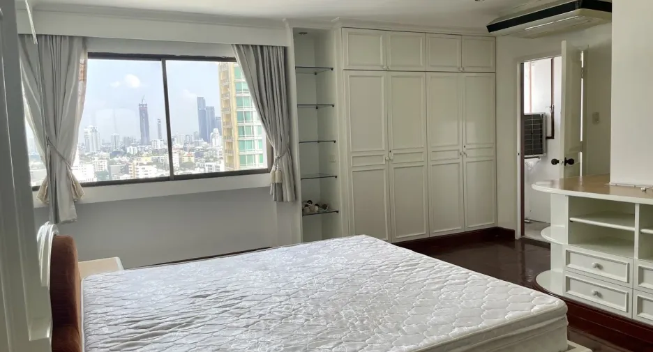 For rent 4 bedrooms condo in Watthana, Bangkok