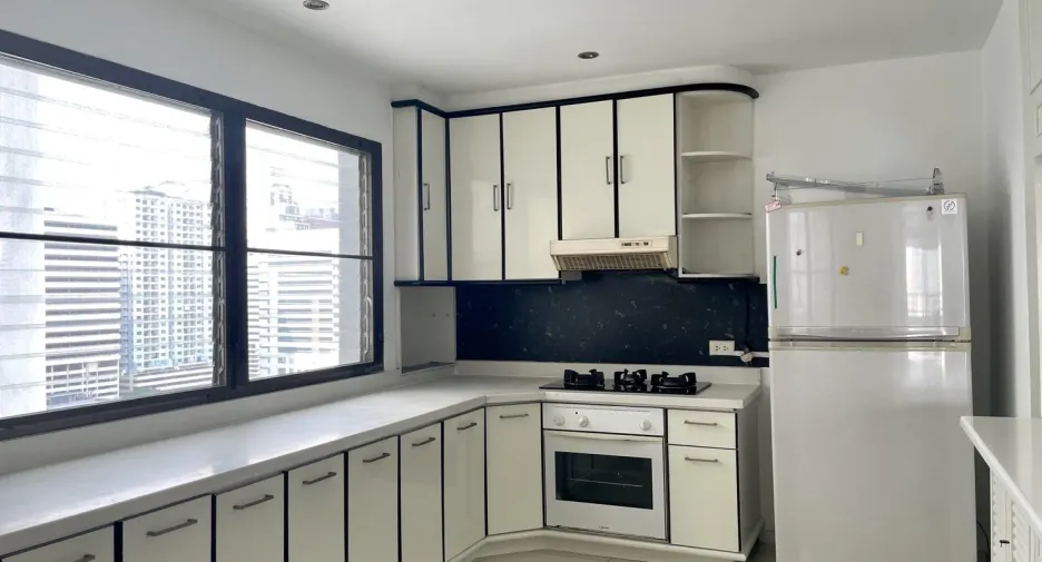 For rent 4 bedrooms condo in Watthana, Bangkok