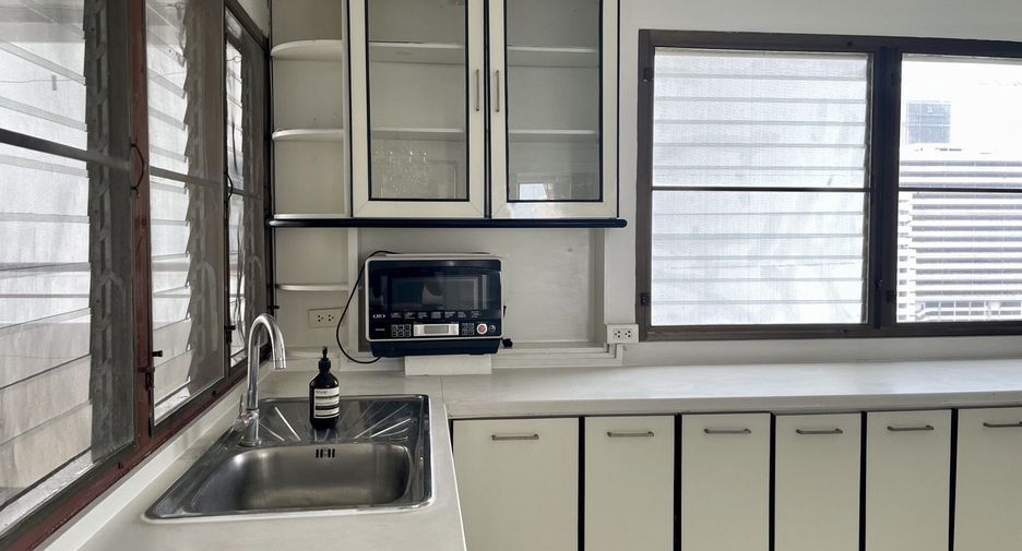For rent 4 bedrooms condo in Watthana, Bangkok