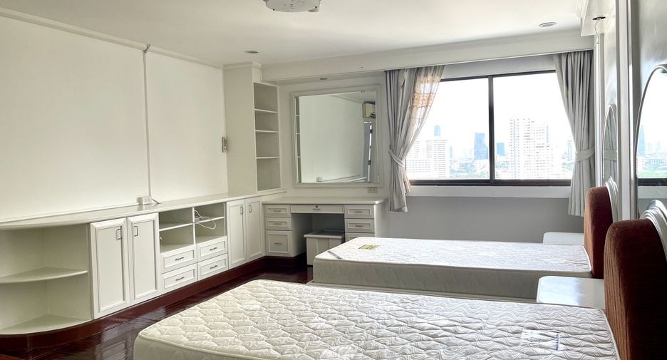 For rent 4 bedrooms condo in Watthana, Bangkok