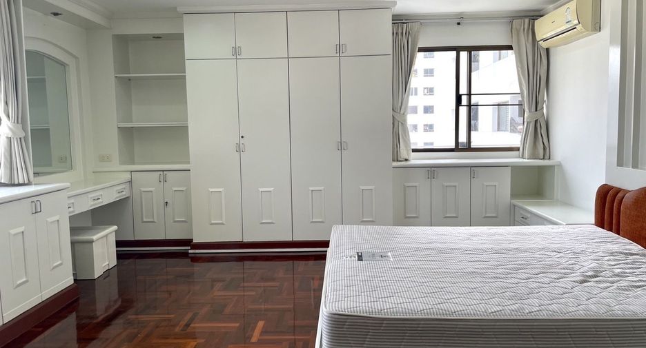 For rent 4 bedrooms condo in Watthana, Bangkok