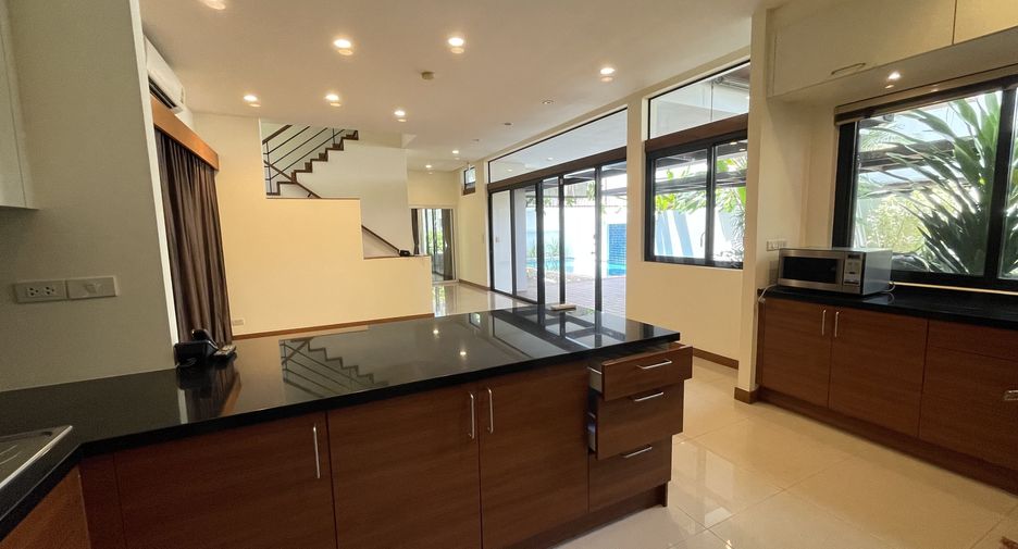 Haus zur Miete mit 4 Zimmer in Watthana, Bangkok