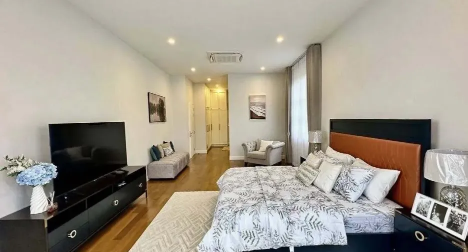 For rent 5 bedrooms house in Bang Kapi, Bangkok