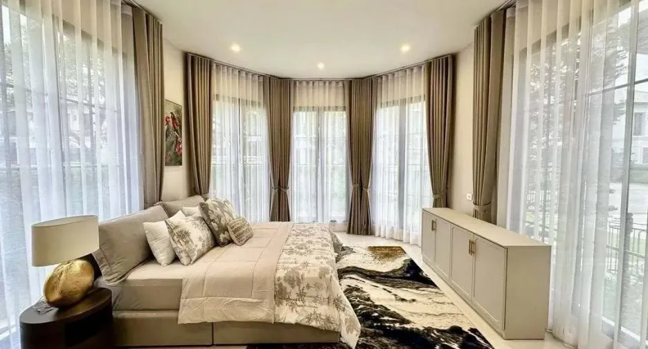 For rent 5 bedrooms house in Bang Kapi, Bangkok
