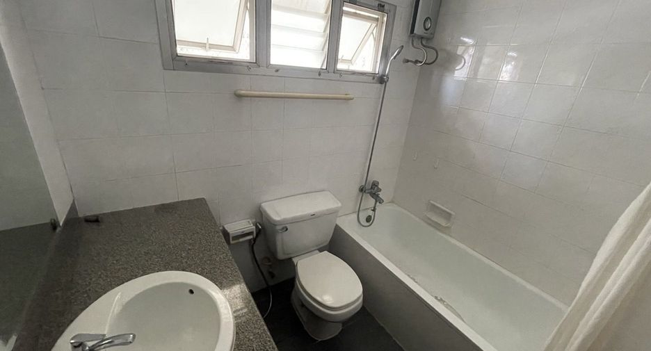 For rent 3 bedrooms condo in Watthana, Bangkok