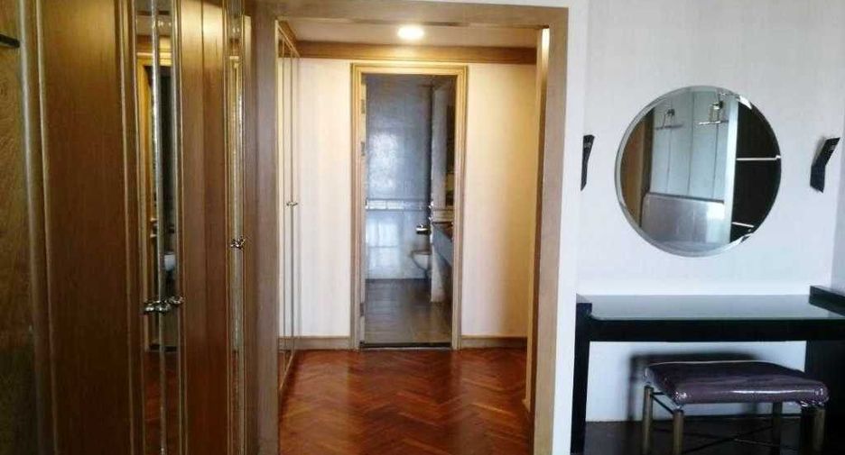 For rent 2 bedrooms condo in Sathon, Bangkok