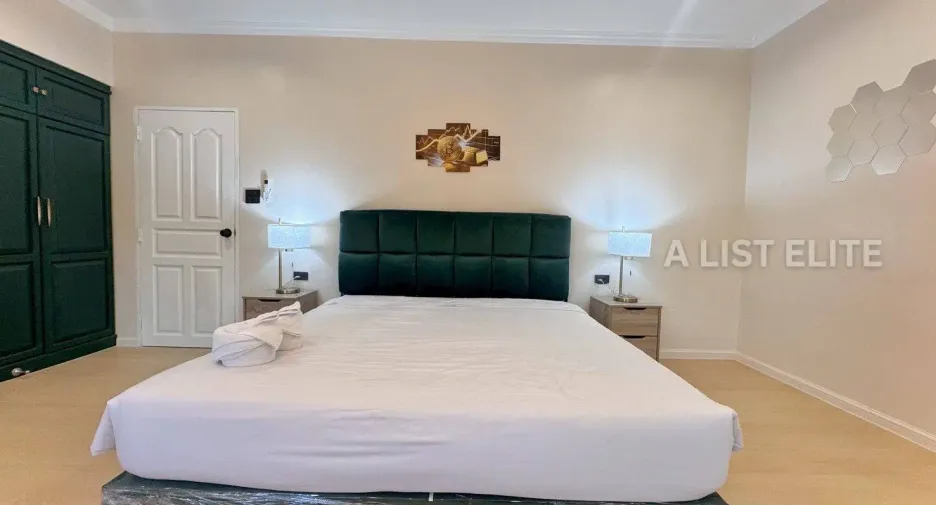 Haus zur Miete mit 5 Zimmer in Bang Lamung, Chonburi