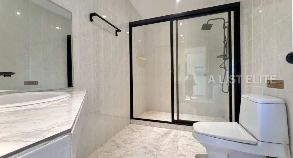 Haus zur Miete mit 5 Zimmer in Bang Lamung, Chonburi