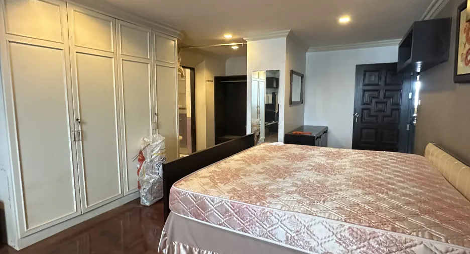 For rent 3 bedrooms condo in Watthana, Bangkok