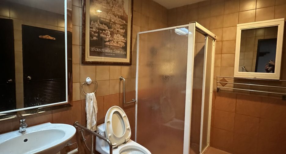 For rent 3 bedrooms condo in Watthana, Bangkok