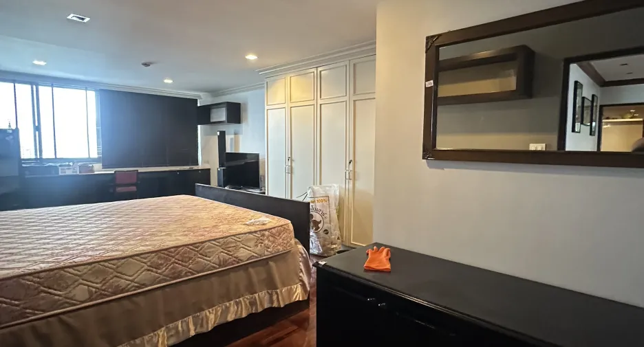 For rent 3 bedrooms condo in Watthana, Bangkok