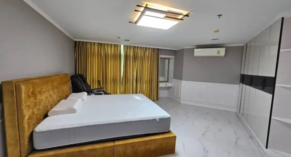Condo en alquiler de 4 habitaciones en Huai Khwang, Bangkok