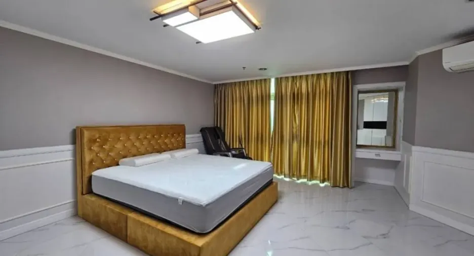 Condo en alquiler de 4 habitaciones en Huai Khwang, Bangkok