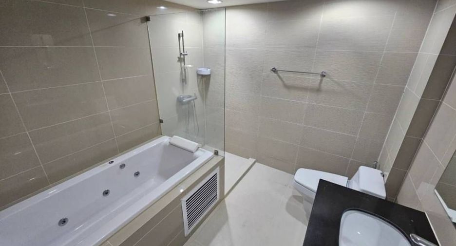 Condo en alquiler de 4 habitaciones en Huai Khwang, Bangkok