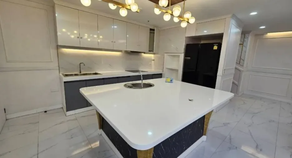 Condo en alquiler de 4 habitaciones en Huai Khwang, Bangkok