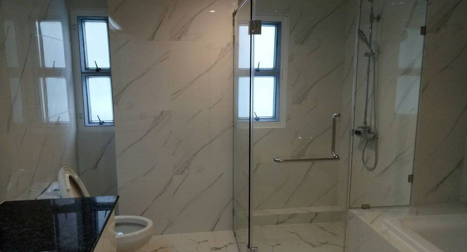 For rent 4 bedrooms condo in Khlong Toei, Bangkok