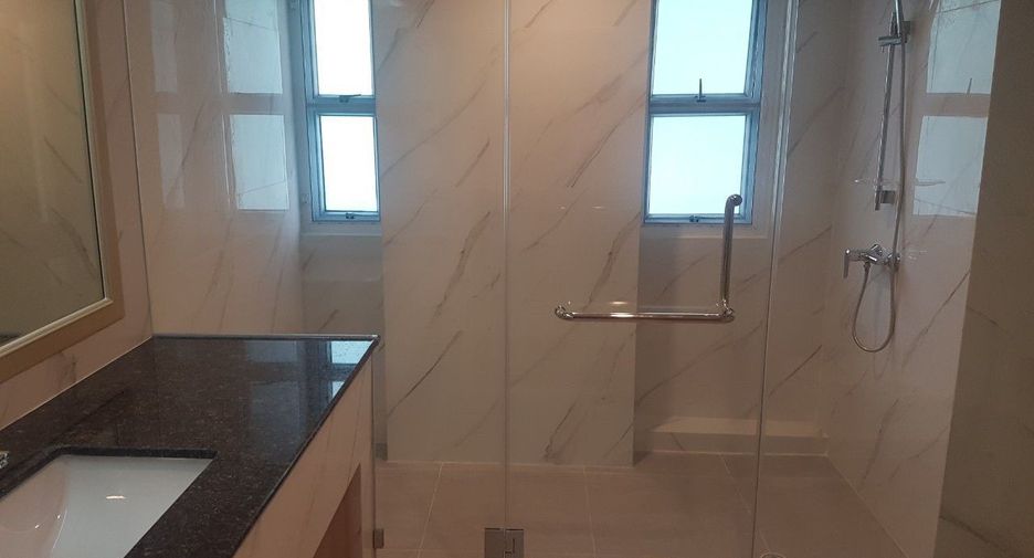 For rent 4 bedrooms condo in Khlong Toei, Bangkok