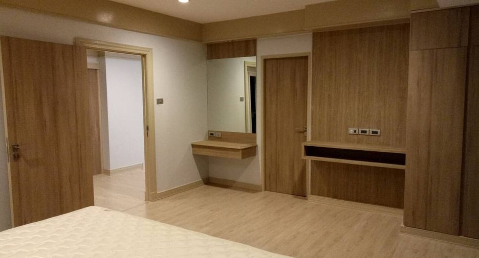 For rent 4 bedrooms condo in Khlong Toei, Bangkok